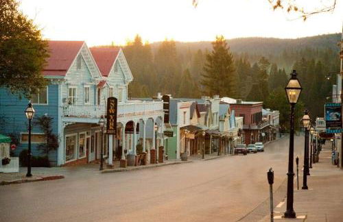 Saltwater Hot Tub, Forest Retreat, Minutes to Town - Foto 45