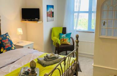 Stunning Seafront House with garden and private parking - Foto 60