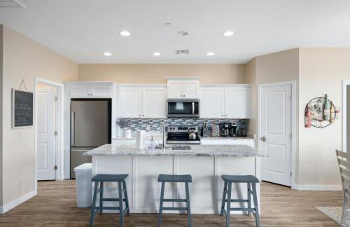 Stunning Views + Hot Tub + Location! 3 bed/3 bath - Foto 11