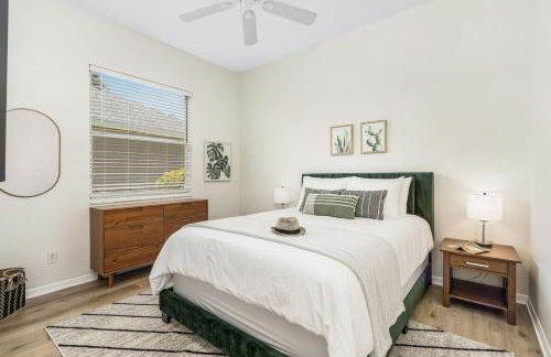 Villa Tropicana Luxury pool home. Gated community - Photo 20