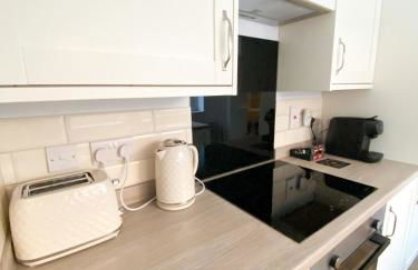 Contractor Friendly 2-Bed - Fast Wi-Fi & Netflix - Photo 2