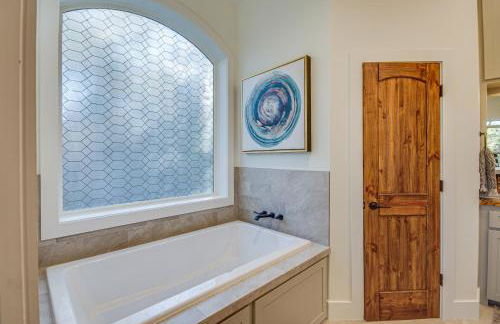 Waterfront Terry Home with 3 Decks and Hot Tub! - Foto 22