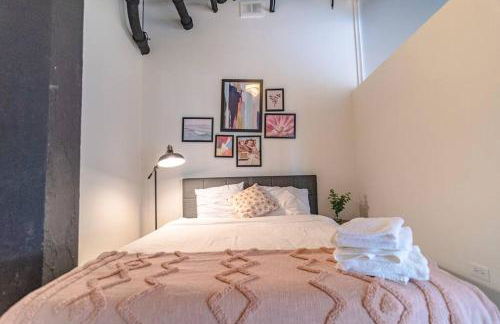 McCormick Place Huge 2BR Cozy Loft Suite with Optional Parking Sleeps 8 Near Soldier Field and Grant Park - Foto 2