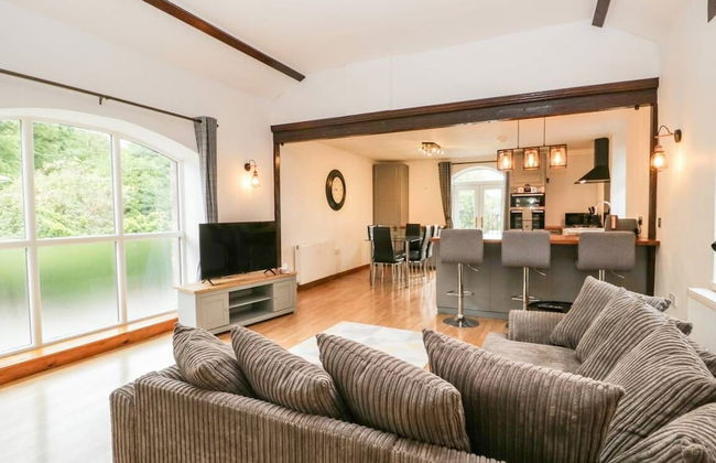 COACH HOUSE - Photo 17