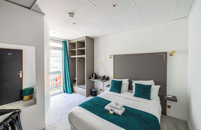 Hotel Avaton - Deluxe Bedroom With Private Balcony - Photo 1