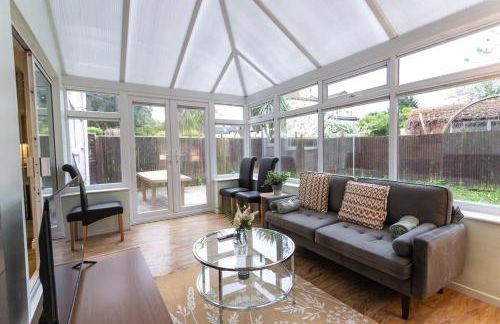 Elegant 5-Bed Home, Families & Friends, Sleeps 6, Parking, Free Wi-Fi - Foto 27