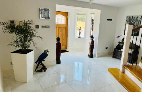 Stratford-upon-Avon 4BR Family Mansion on 1 acre with Pool, Gym & BBQ! - Foto 18