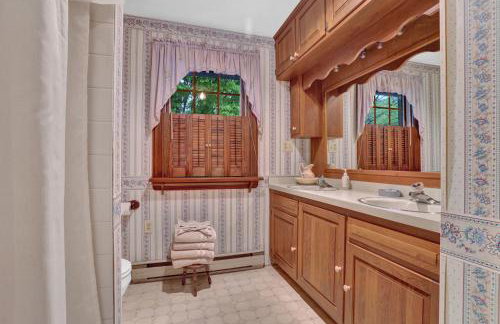 Spacious Antique Charm Home by Leavetown Vacations - Foto 13