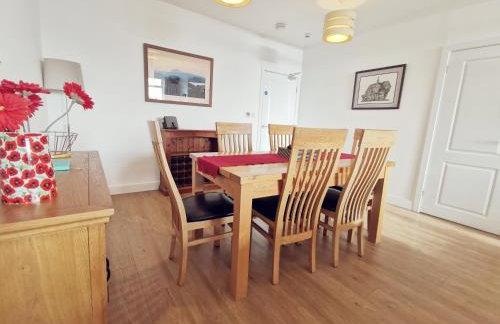 24 CLIFF APARTMENT-3 BED-GROUND FLOOR-SEA VIEWS - Photo 2