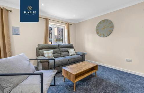 L1 - INVOICE and REDUCED PRICE only via SUNRISE SHORT LETS DUNDEE, Large 4 Bedroom House with 6 Beds and 3 bathrooms, TVs in each room, Free Parking, Fully Equipped, Local Amenities, Easy Ring Road Access, Special Rates and ONLY 9 Mins to STANNERGATE Port - Foto 16