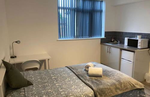 Newly refurbished studio, great location 8 studios - Photo 35