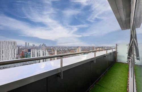 Panoramic City Views Elegant 2BR, 2 Min to Metro - Foto 6