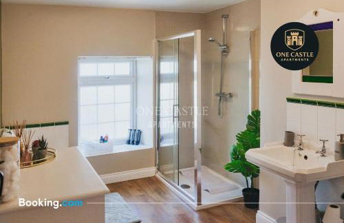Exclusive Deals l Last-Minute Specials l Free Parking I Short term Booking l Garden I Sleeps Up to 6 l 3 Bed & 2 Bath I One Castle Apartments Short-lets and Serviced Accommodation - Photo 25