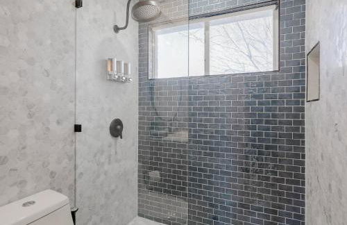 Glamorous Mansion w Private Pool and Cinema Room - Photo 35