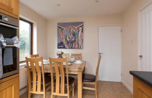 Large 5BR Home - Ideal for Contractors - Parking Available - Photo 16