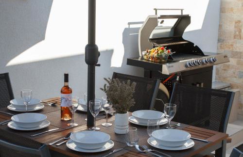 Luxury Poolside Villa - Photo 33