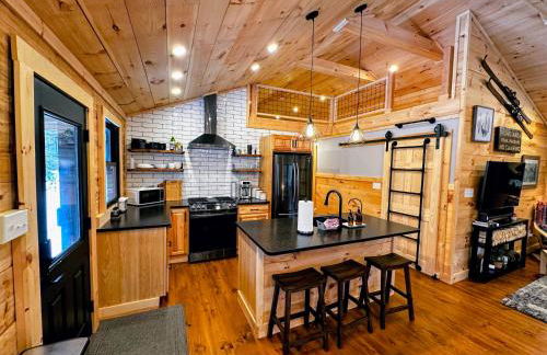 5R Cozy log chalet in fantastic location. Ski, snowshoe, fish, explore! AC, pet friendly! - Photo 8