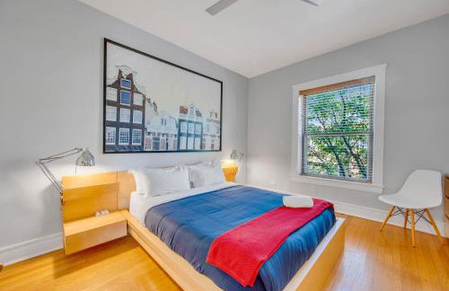 Steps to the Lakefront! This Uptown Beauty is Everything You Need for a Perfect Chicago Getaway condo - Photo 2