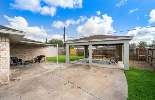 Large South Houston gem with covered patio seating - Foto 17
