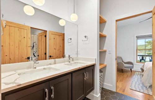 Dockside of the Moon - Photo 34