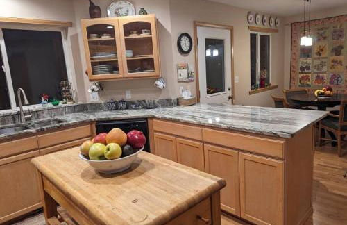 Five Bedroom Colonial Style Home - Foto 38