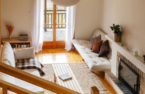 VYTINA LOFTS - Cozy 2-Level Loft Apartments with Fireplace & Mountain Views - Photo 7