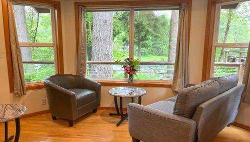 The River House with Deck, on McKenzie River! - Photo 4