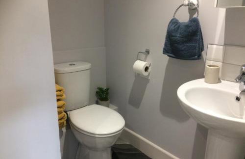 40 Newgate Barnard Castle -Central Location - Court Yard - Dog Friendly - Sleeps 7 - Wood Burner - Complimentary Logs & Wine - Smart TV - Foto 19