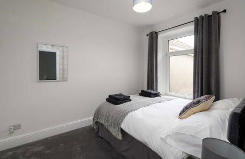 Spacious 3BR Home w Terrace - Ideal for Groups - Photo 17