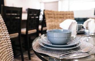 Quiet Creekside Walk to Downtown - Foto 39