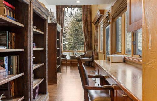 Outdoor Private Hot Tub, In Home Movie Theater, Luxurious Creekside Home - Photo 57