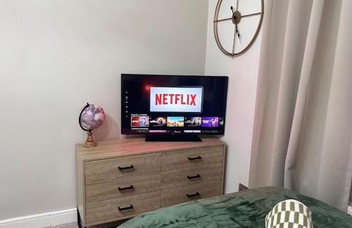 Brand New 2 Bed House - Sleeps 4 - Free Parking - Near HS2 & Drayton Manor - Photo 17