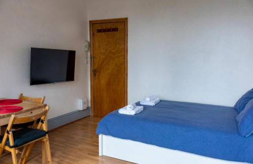Studio apartment next to Highgate tube station - Photo 2