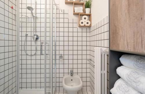 GuestHost - Lake Como Studio with Balcony & Parking! - Foto 11