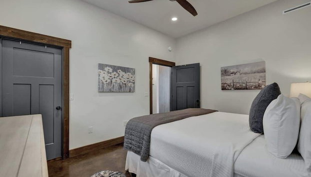 West End Nest With Hot Tub! - Foto 5, Habitación