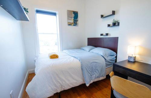 Modern & Spacious 4-Bedroom Apartment in Roxbury - Foto 17