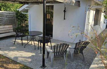 L'annexe des Cigales, à l'ombre des chênes lièges - Foto 1