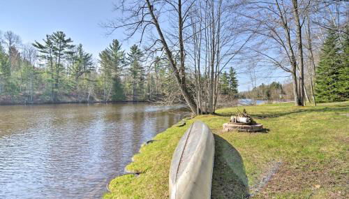 Riverfront Cabin in Alger with Patio and WiFi! - Foto 3