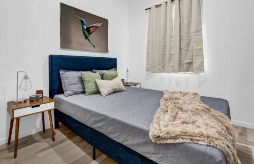 Stylish And Roomy Full House Dtwn - Photo 17