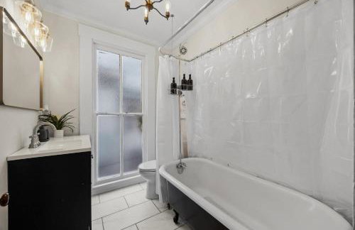 Bourbon-themed home w arcade & hot tub for groups - Foto 63