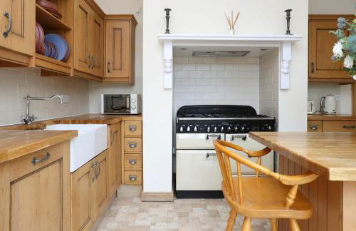 JOIVY Greenknowes Estate with Hot Tub and Bar - Farmhouse and Lodge - Photo 34