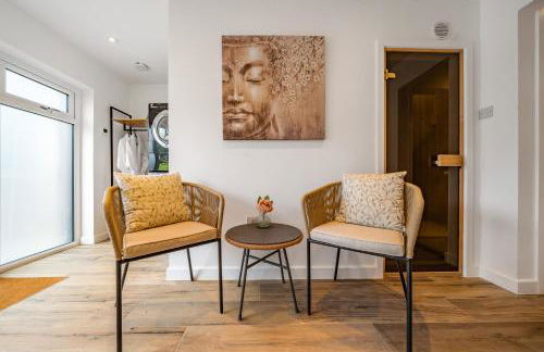 Romantic getaway UK with Private Sauna, King Bed, WiFi 517mbps & EV Charger - Photo 13