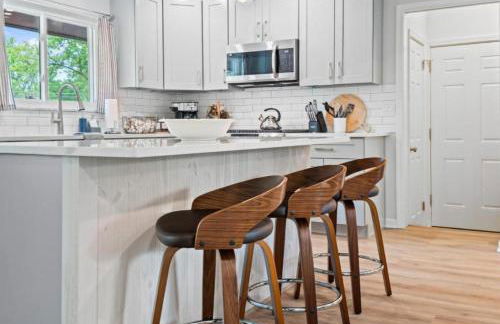 Spacious and Luxury Designed Ranch with Game Room - Foto 26