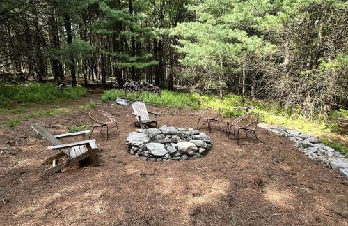Eco-Friendly, Abstract Treehouse Surrounded by Wildlife and Hiking Trails For a Special Getaway in Sparrow Bush, New York - Foto 27