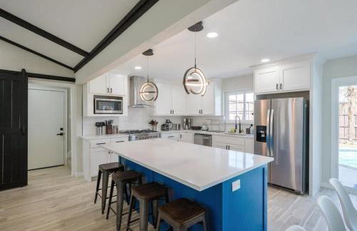 Perfect Getaway Home w Pool Jacuzzi Cinema Room - Foto 13