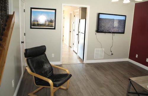 3 queen beds, 1 twin bed, 2 rooms, 1 and a half bath, self check-in, flexcation equipped - Foto 11