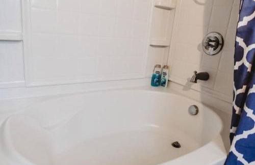 The Lucky Charm Sunny Screened Porch Near USC&Base - Foto 25