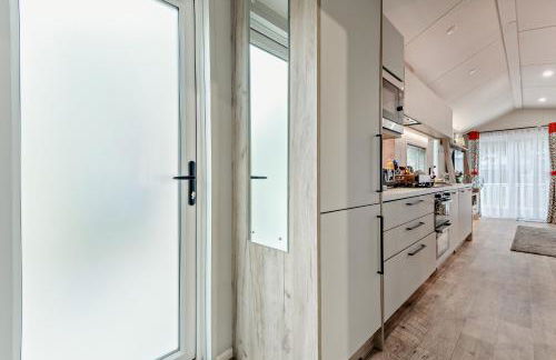 Astoria Lodge Smart Modern 2-Bedroom Holiday Lodge Milford on Sea - Photo 12