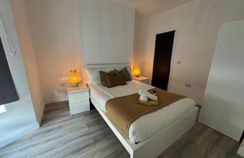 Modern Central Apartments with Balcony - Photo 1