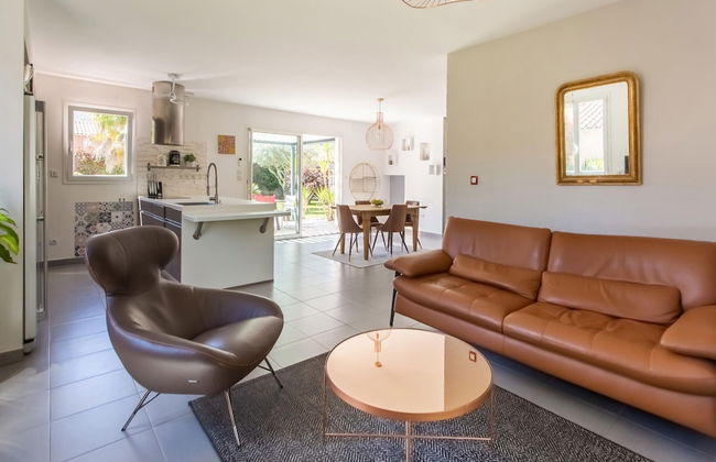 Beautiful Holiday Home With Swimming Pool - Photo 16